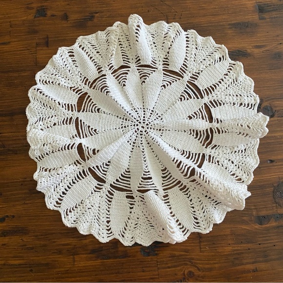 Collectible Beautiful Handmade Crocheted Doily Off White 15" - Picture 4 of 6